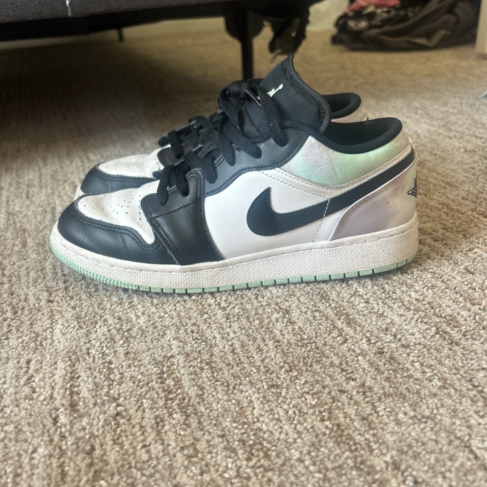 Nike Kids Black and White Sneakers with Green Accents